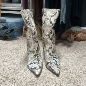 Never worn SCHUTZ Mary snakeskin booties size 8.5